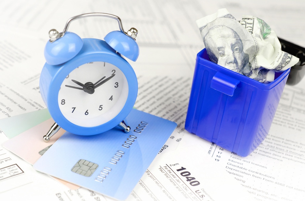 close-up-clock-table.jpg бумаги