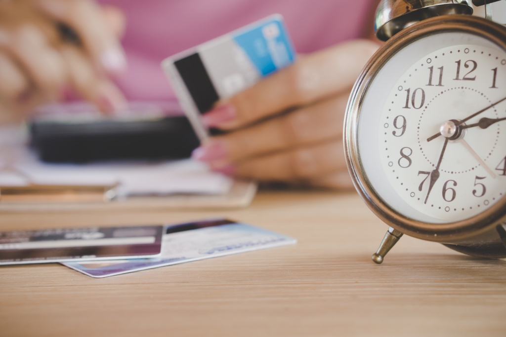 close-up-alarm-clock-table-with-woman-background.jpg карты