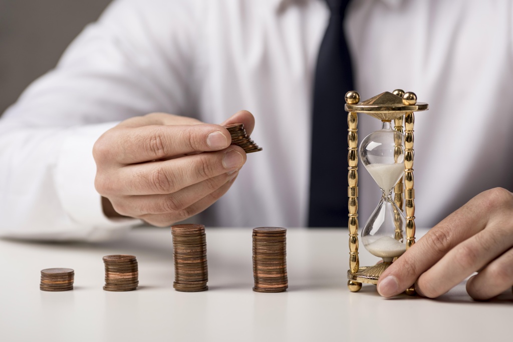 front-view-businessman-with-coins-hourglass.jpg галстук